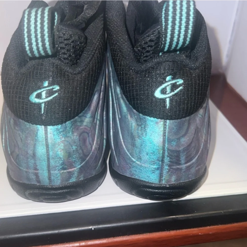 NIKE AIR FOAMPOSITE ONE AURORA GREEN AND BLUE 6Y (USED)